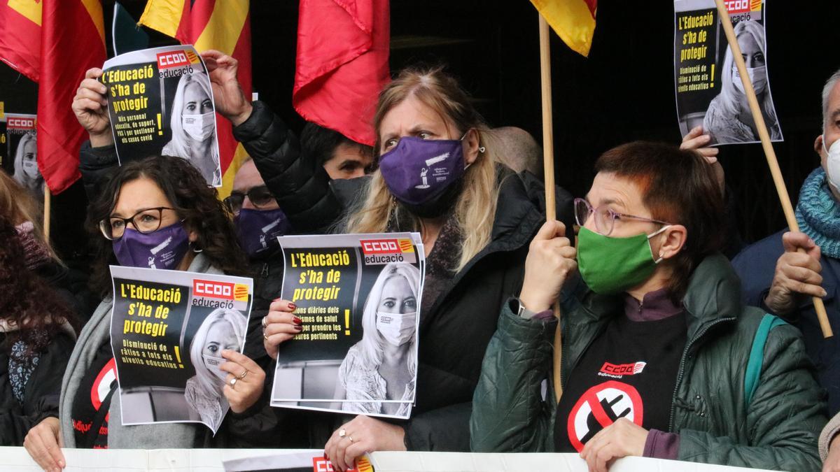 Algunes de les participants de la protesta de la CCOO davant del departament d&#039;Educació amb cartells i pancartes