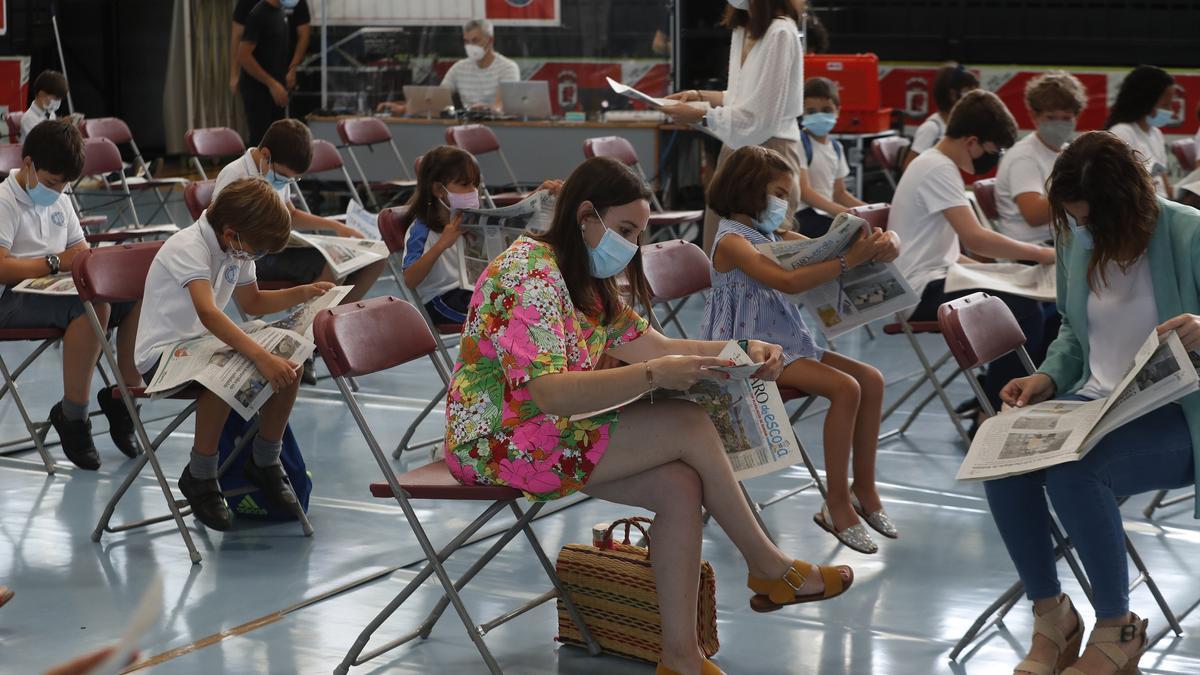 Docentes y alumnado con ejemplares &#039;Faro da Escola&#039;./ R. Grobas