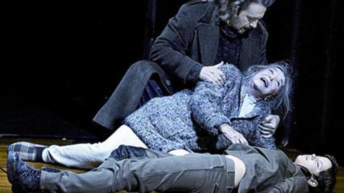 Ramon Madaula, Núria Espert y Andrea Ros, en el reencuentro de Lear con su hija Cordelia, ya muerta.