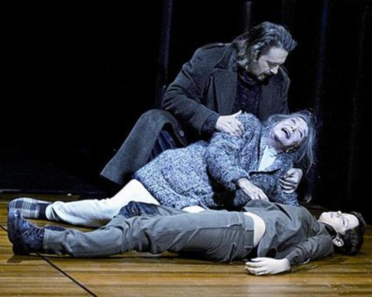 Ramon Madaula, Núria Espert i Andrea Ros, en el retrobament de Lear amb la seva filla Cordèlia, ja morta.