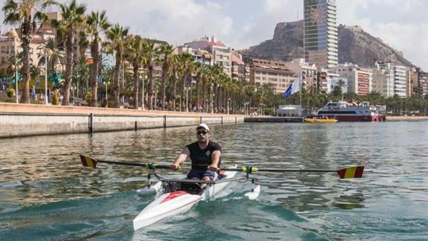 Uno de los participantes del «Programa de Remo Adaptado» entrenando