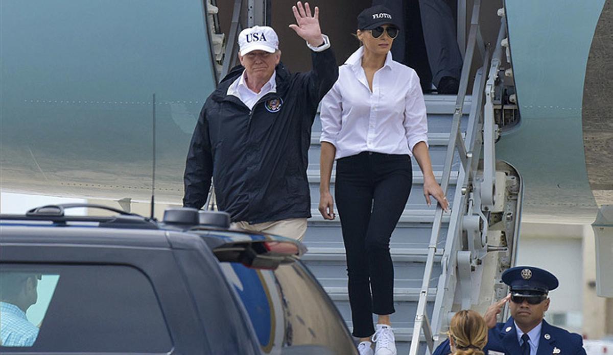 Críticas a Melania por sus tacones camino de Texas