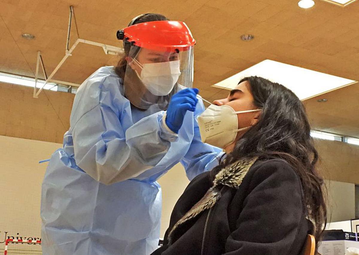 Una alumna durante la extracción de la muestra. | // FERNANDO CASANOVA
