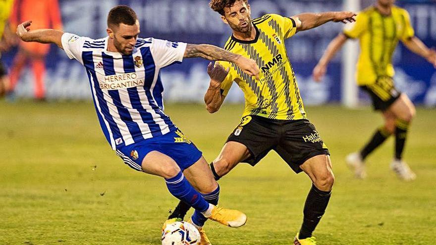 Rodri, a la derecha, durante el partido ante la Ponferradina.