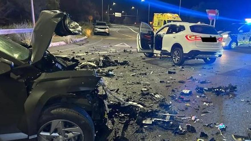 Estado en el que han quedado los dos coches tras el violento choque frontal en la rotonda de Alcúdia.