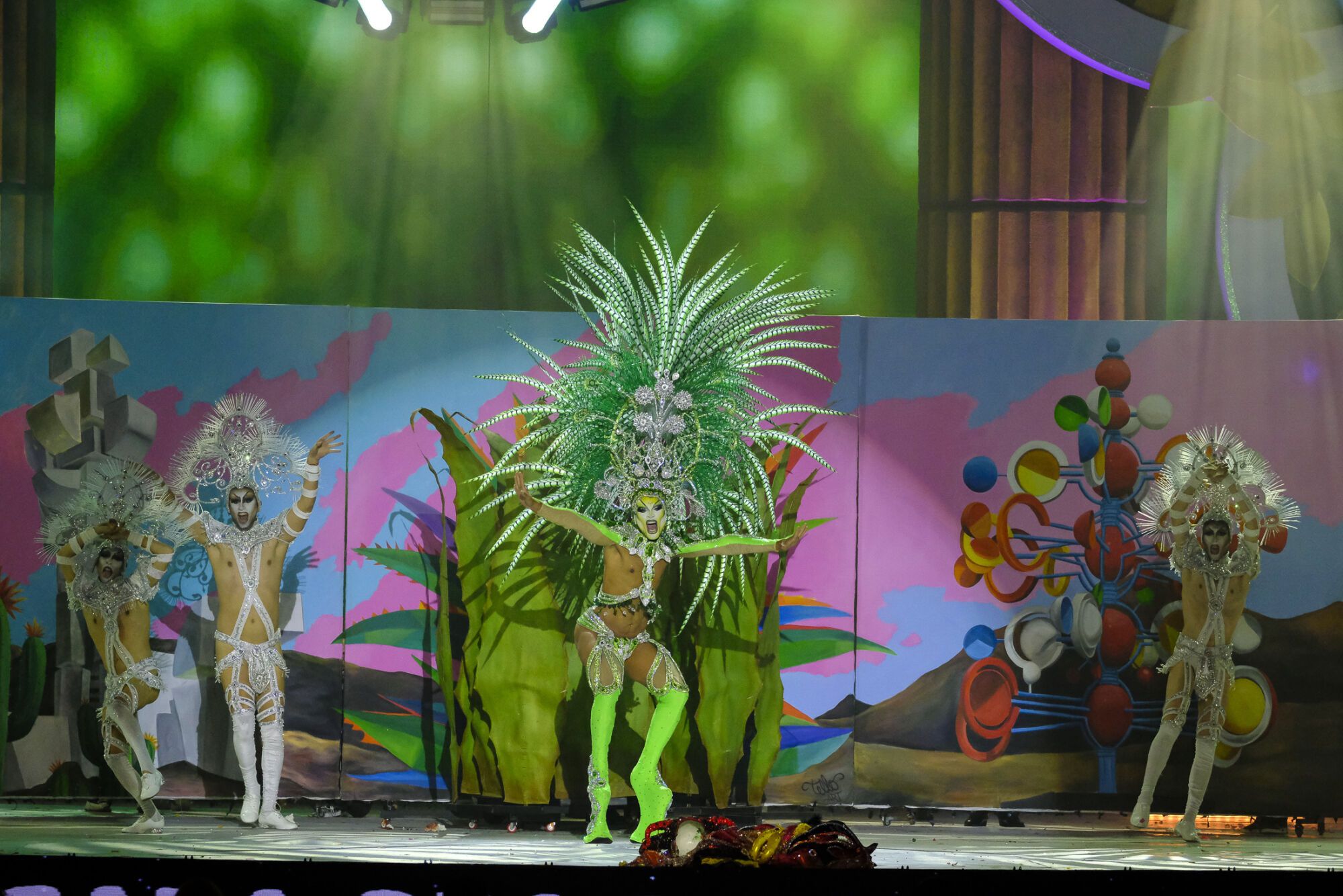 12. Drag Avalon (Osvaldo Cabrera Arocha) Con el patrocinio de Dental Claramunt, Centro Comercial Open Mall Lanzarote, Tapicería Peñate y Empirestetik y con un diseño de Rubén Pérez presenta el espectáculo Desde este marco incomparable.