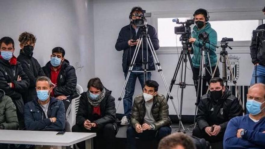 Los capitanes, cuerpo técnico y trabajadores del club, durante la rueda de prensa