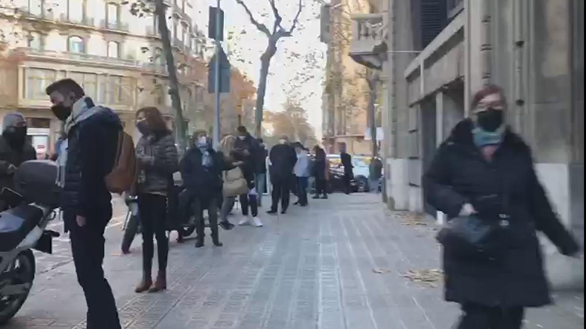 Creixen les cues a Barcelona per fer-se una PCR abans de viatjar per Nadal