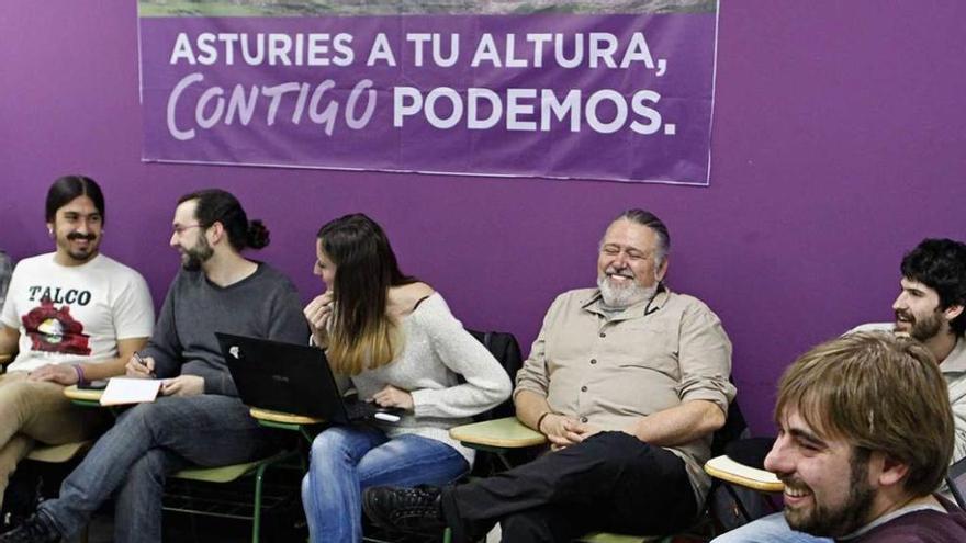 Daniel Ripa, a la derecha, en la reunión del consejo ciudadano de Podemos celebrada ayer en Gijón.