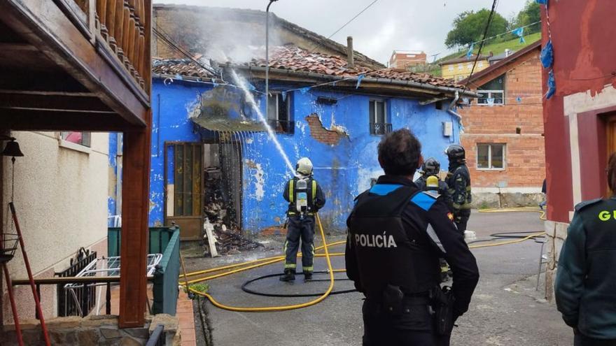 El incendio de una casa abandonada obliga a interrumpir la celebración de las fiestas en Siana (Mieres)