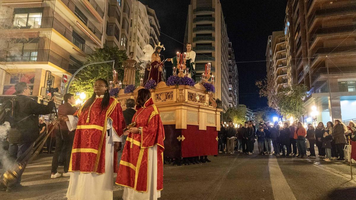 Una procesión del Martes Santo por la Rambla de Alicante