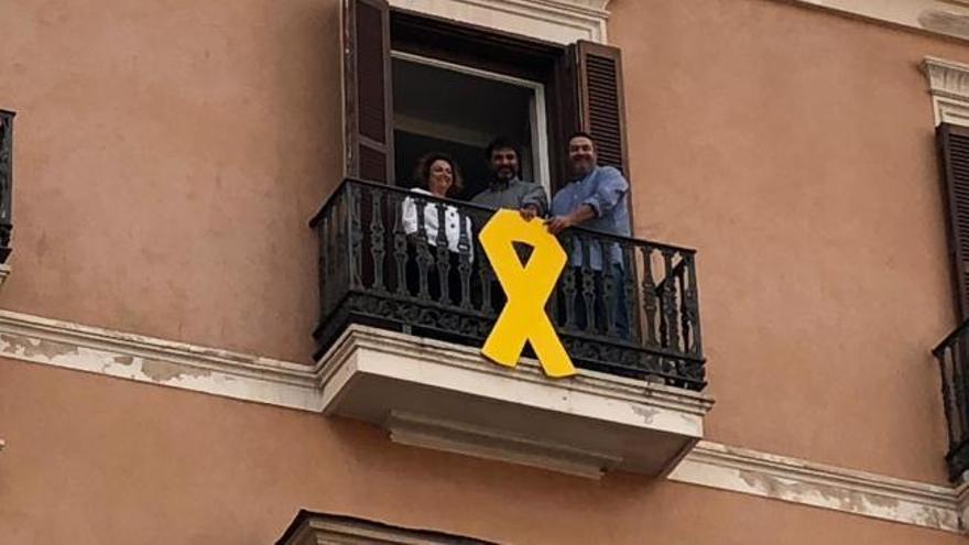 Més per Mallorca coloca un lazo amarillo en un balcón del Parlament