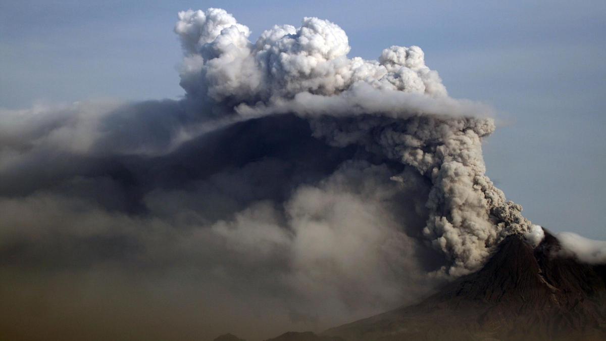 Recuperan los cuerpos de 11 escaladores en Indonesia tras la erupción del volcán Marapi.
