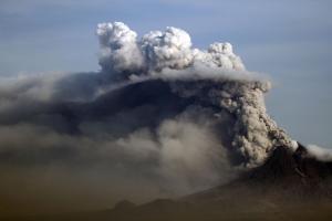 Recuperan los cuerpos de 11 escaladores en Indonesia tras la erupción del volcán Marapi