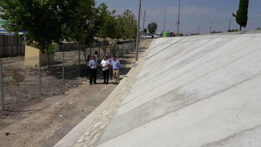 José Antonio Fernández visita las obras en la carretera.