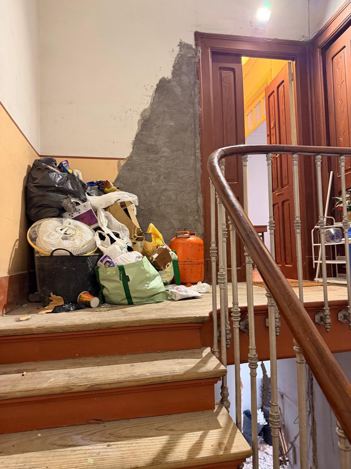 Basura acumulada en la entrada de la narcovivienda de la calle Brasil.