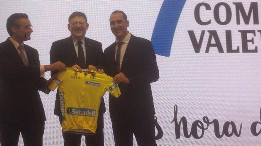 Ximo Puig recibe en Fitur el maillot de líder de la renacida Volta a la Comunitat Valenciana que se disputará dell 3 al 7 de febrero.