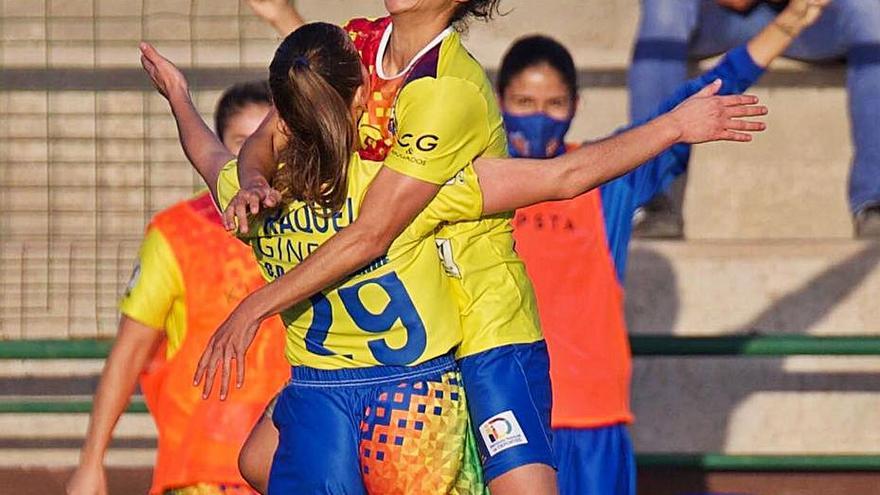 Carla Pérez salta sobre Raquel Quintana tras marcar el 1-0, ayer. | | SANDRA ACOSTA
