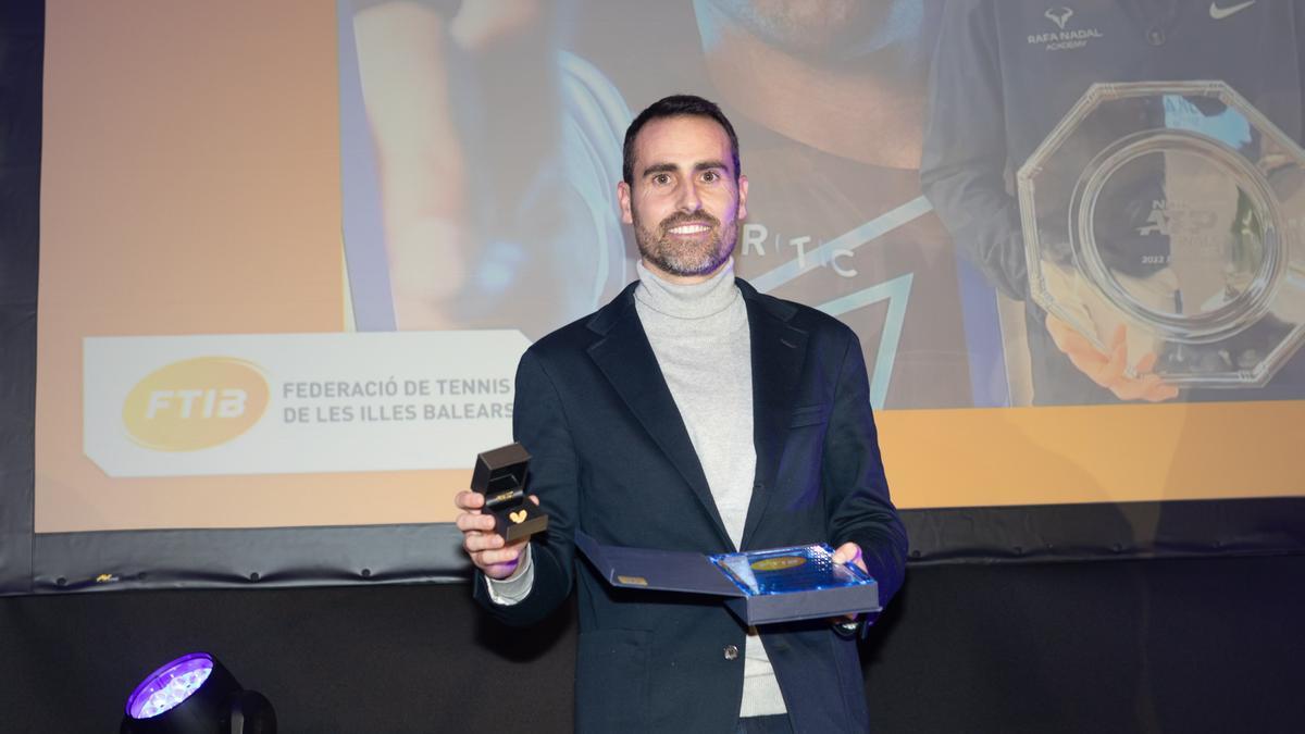 Pedro Clar recibe la insignia de oro de la Balear de tenis.