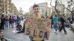 Un chico participa en la manifestacion con motivo del 8-M, Dia de la Mujer.