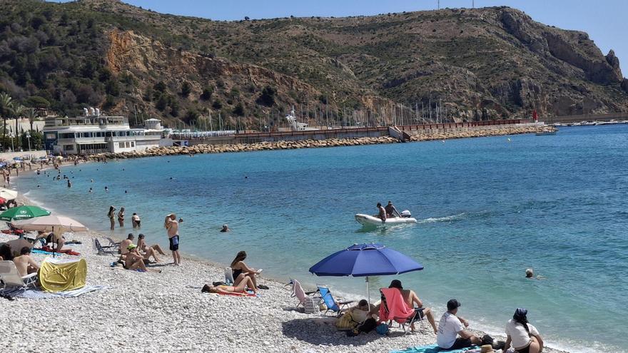 Esto pasa en la única playa balizada de Xàbia: una zódiac se abre paso entre bañistas