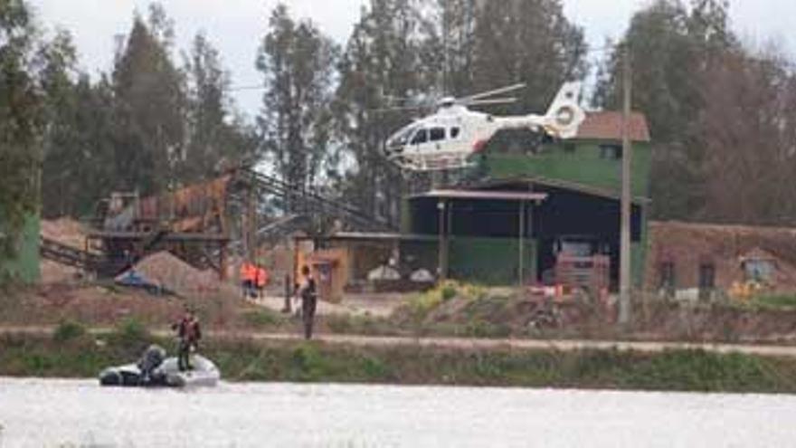 La crecida del río obliga a evacuar en helicóptero a nueve personas en Badajoz