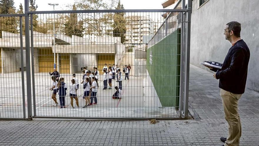 Un ingeniero industrial realiza mediciones de ruido de una clase de Educación Física.