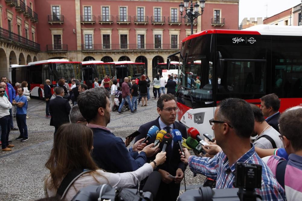 Presentación de la nueva imagen de los autobuses de EMTUSA