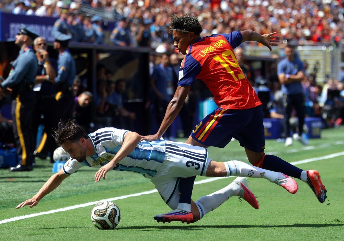 Pugna de balón en los primeros compases del partido. Pugna de balón en los primeros compases del partido.
