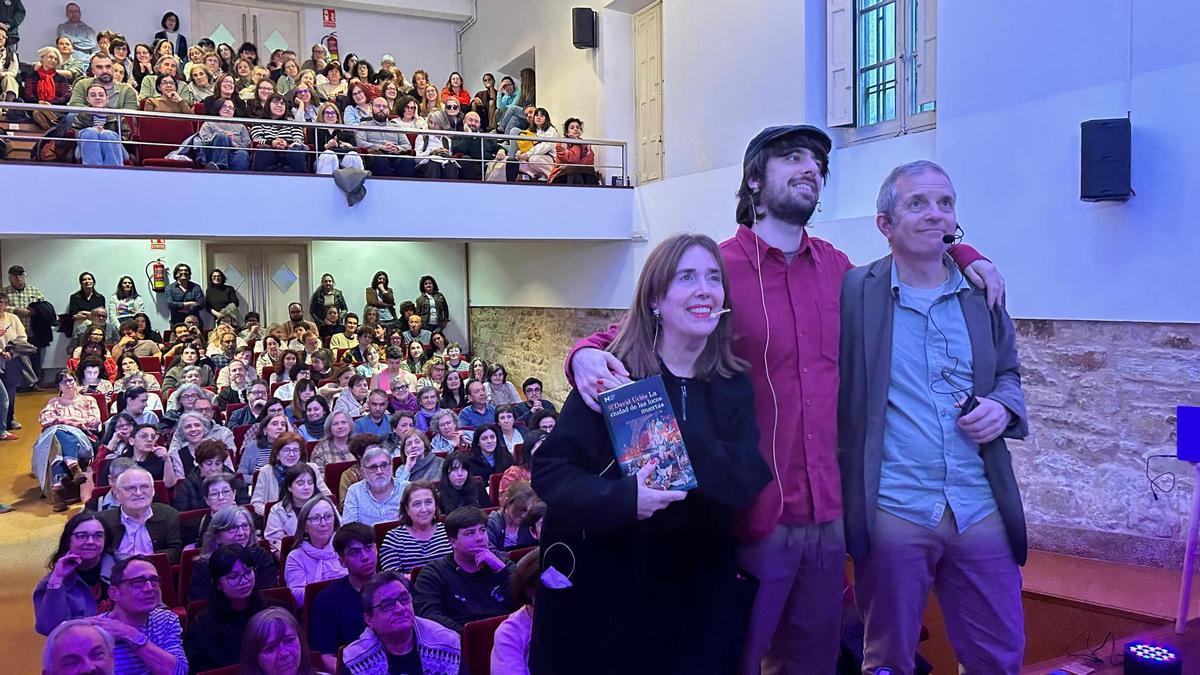 David Uclés (c.), con Mercedes Corbillón y Javier Pintor, este martes, en el Colegio Mayor San Agustín, en Santiago de Compostela.