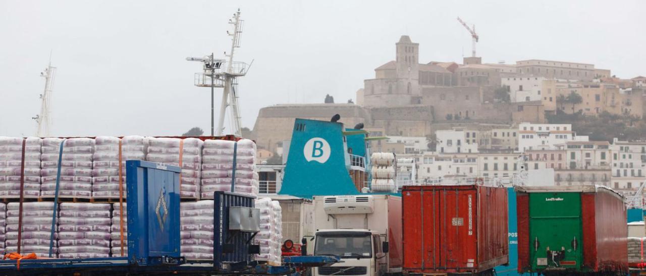 Llegada de mercancías al puerto comercial de Eivissa.