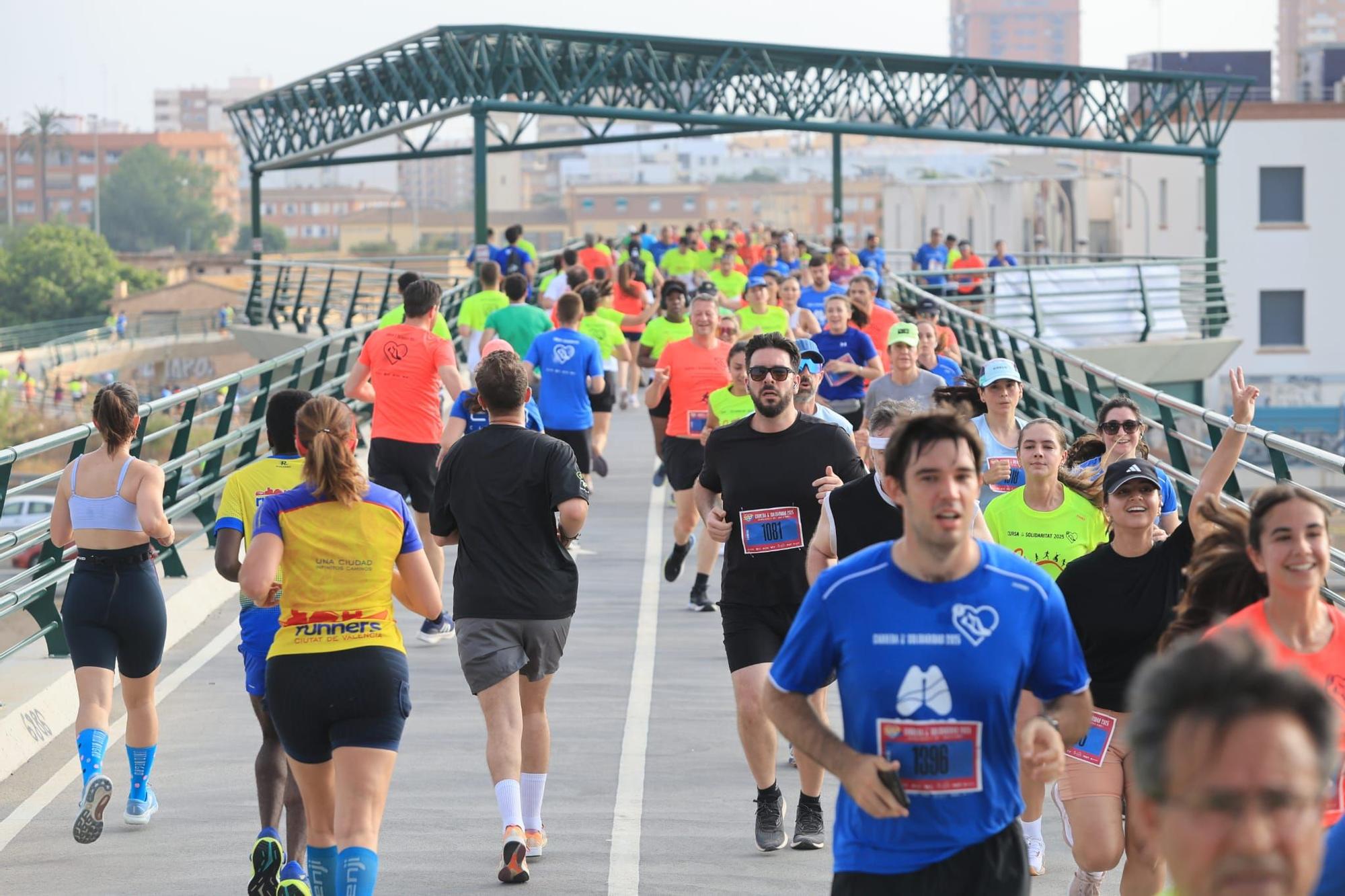 Búscate en la Carrera de la Solidaridad de València: así ha sido el paso por un puente mítico de la ciudad