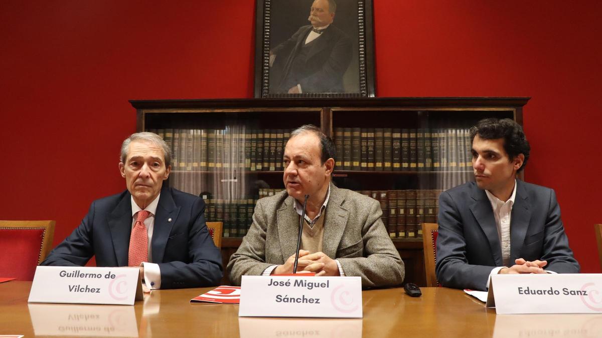 Guillermo de Vílchez (izda), director gerente de la MAZ, este martes en un acto en Zaragoza.