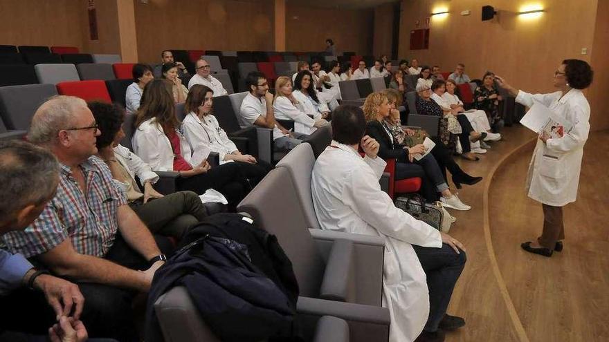 La doctora Carmen Díaz, durante su ponencia.