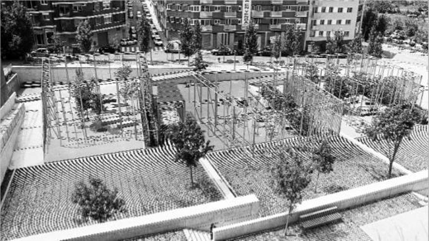 Vista general del parc manresà, situat entre l&#039;avinguda de Tudela, la plaça Catalunya, i els carrers de Martí i Pol i del Pintor Basiana