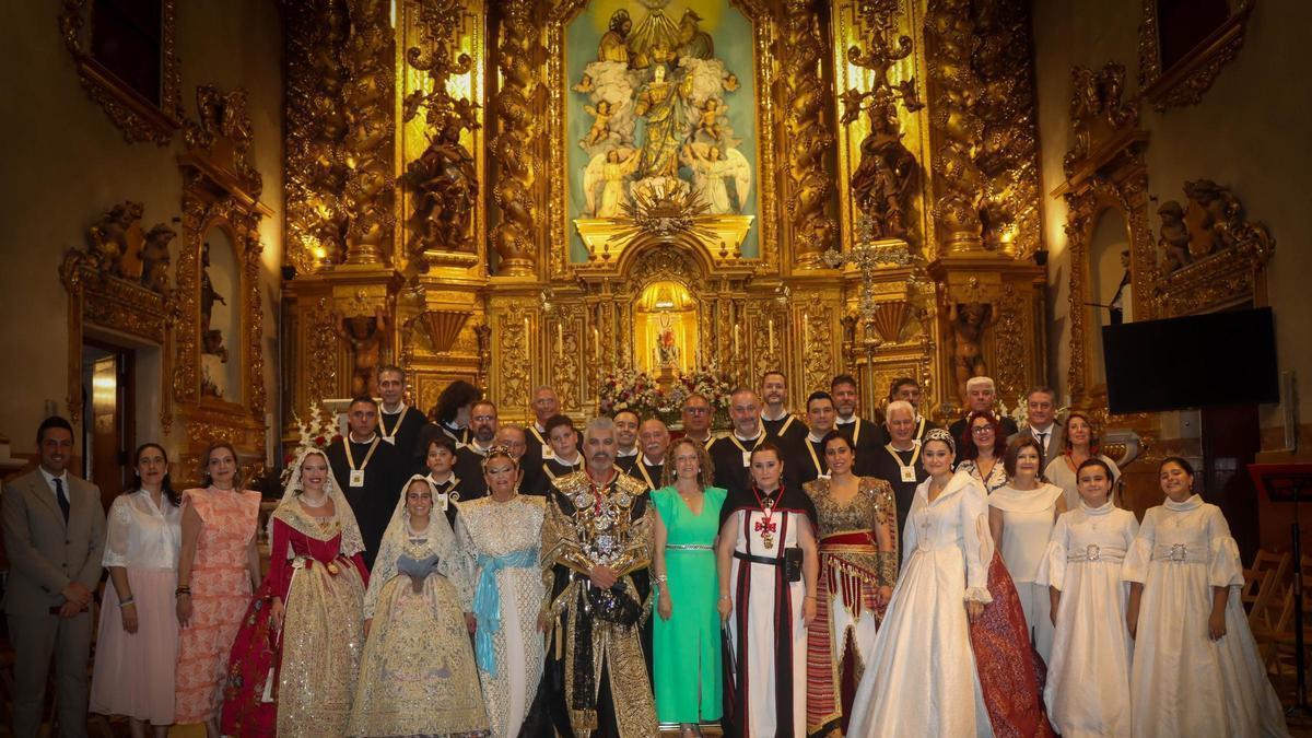 La alcaldesa con los colectivos y cargos festeros, tras la misa mayor.