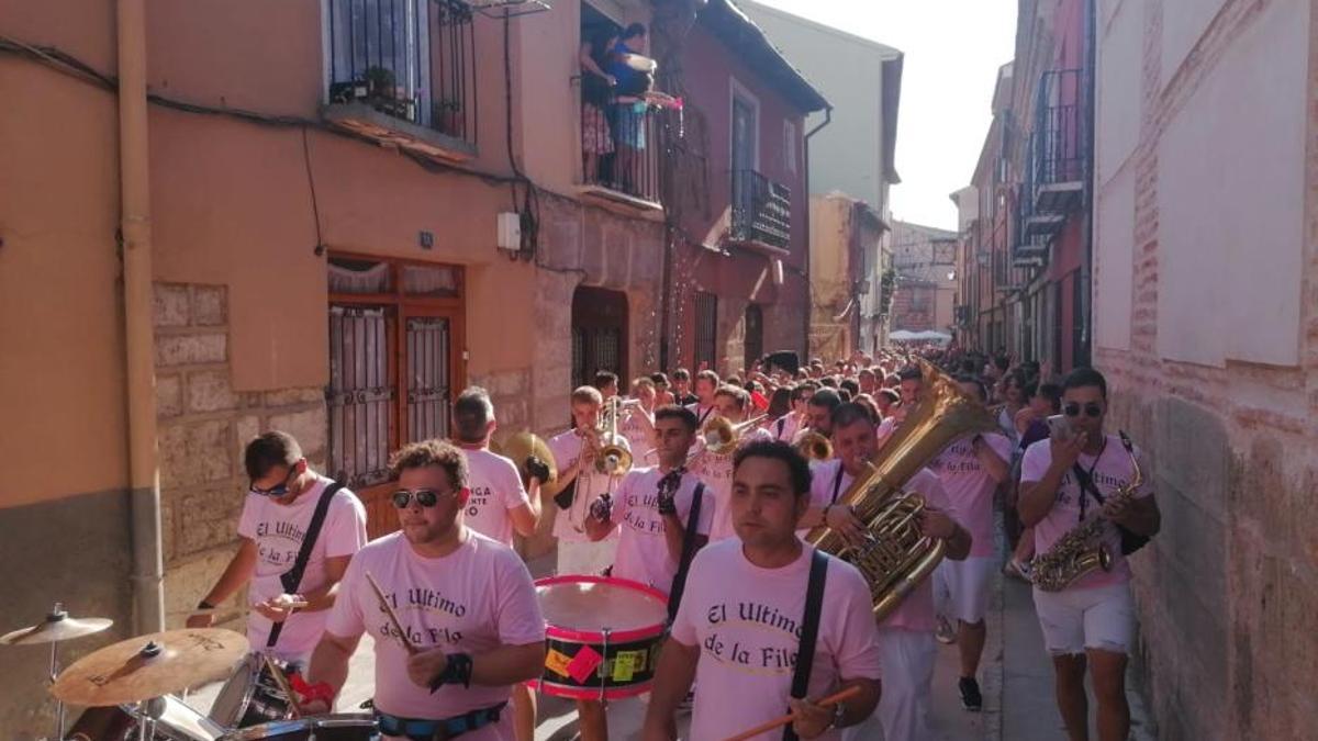 Animado desfile de peñas de Toro.