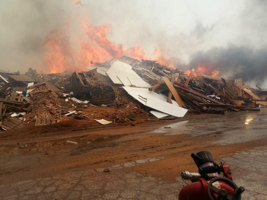 Incendio en una fábrica de maderas de Sollana