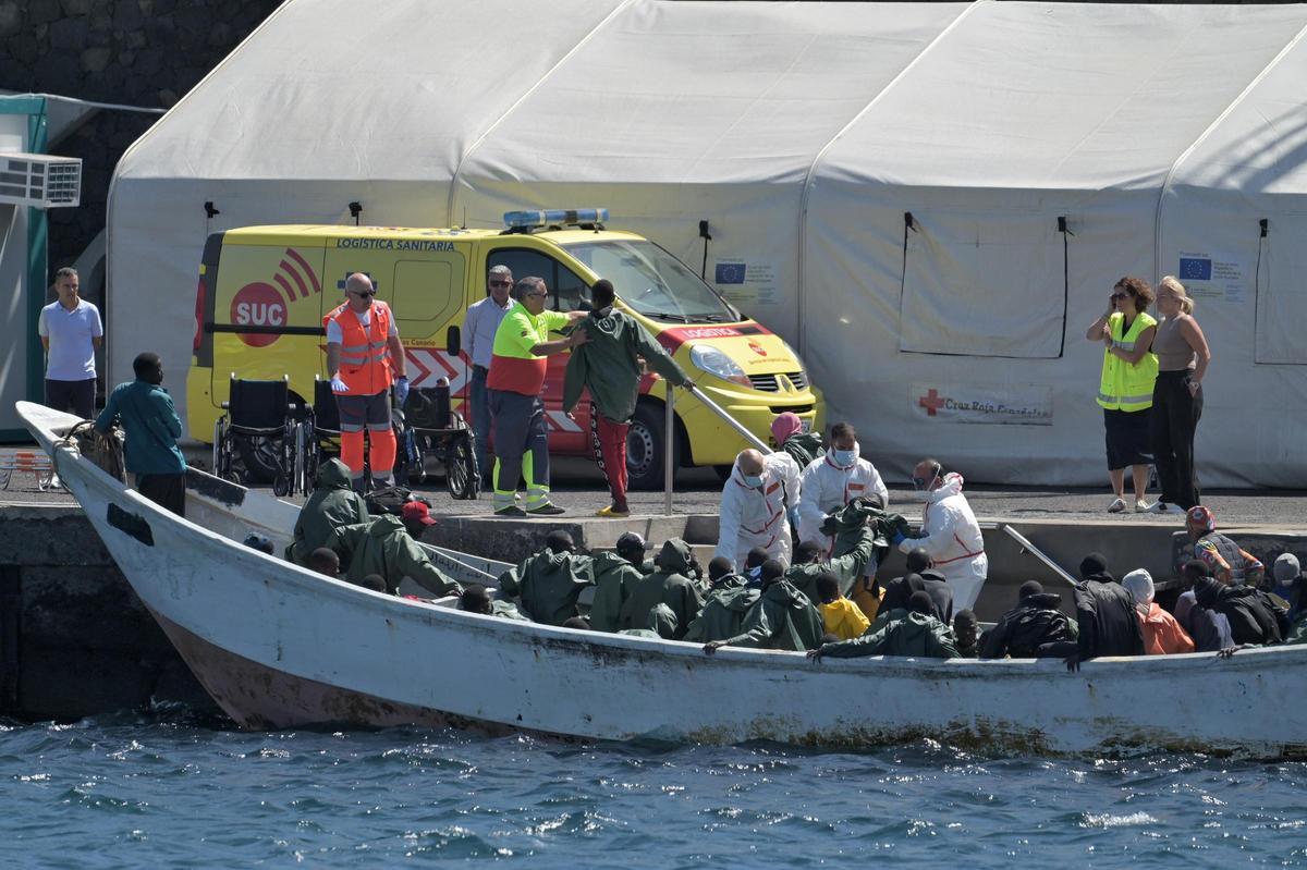 Un cayuco con 54 personas a bordo a su llegada al puerto de La Restinga, en la isla de El Hierro.