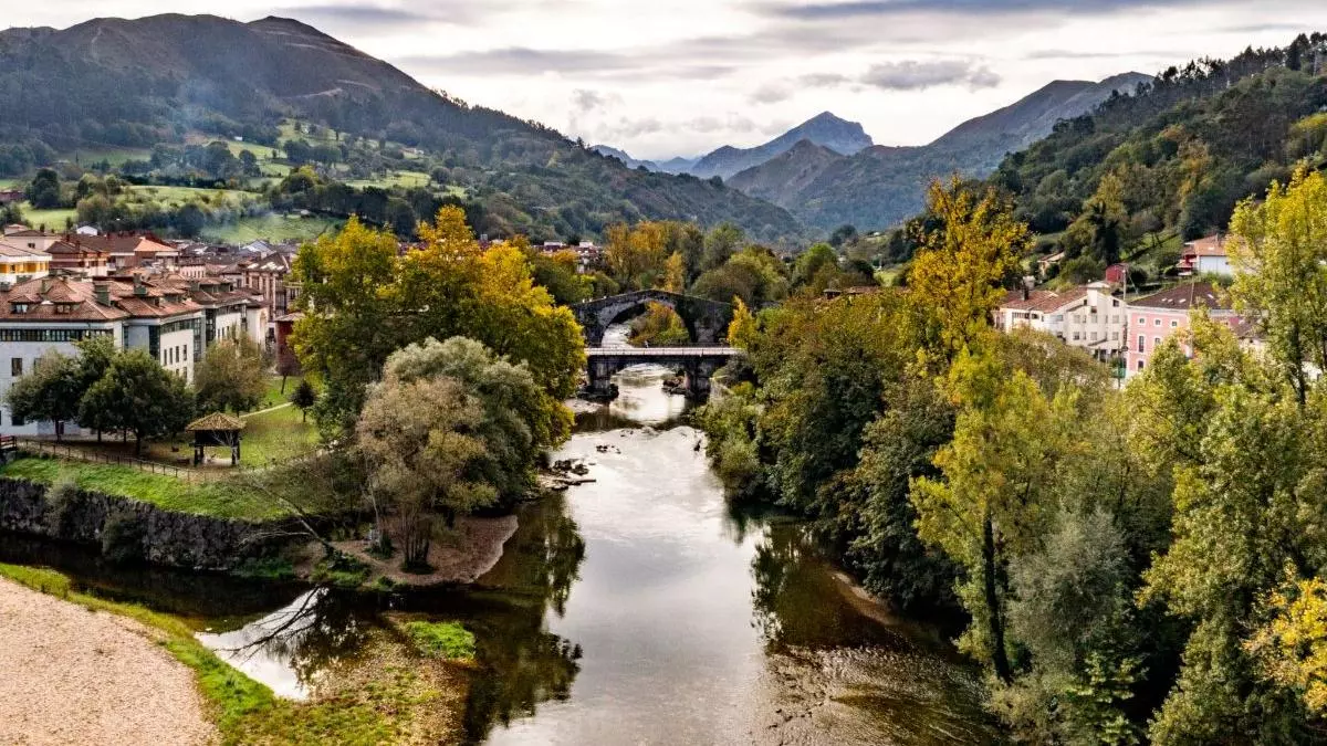 Descubre Cangas de Onís en invierno: montañas cubiertas de nieve y un plato caliente de fabada