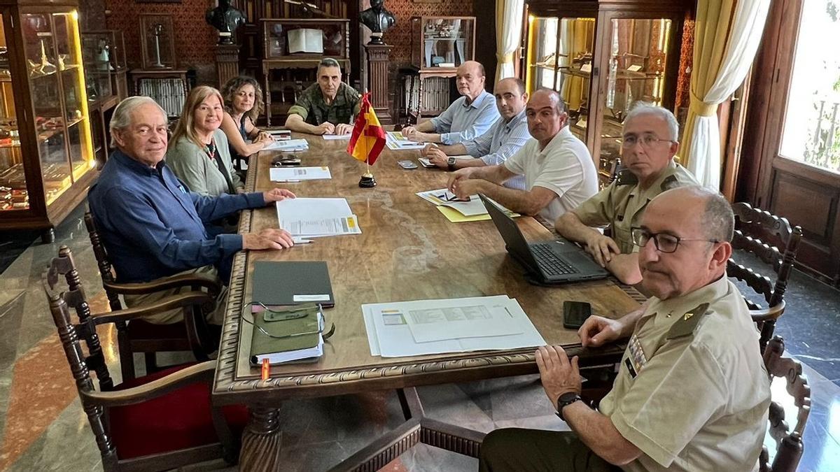 El jurado, durante su reunión en la delegación de Defensa. Al fondo de la mesa, el coronel Jesús Moreno, que presidió el jurado. En la parte izquierda, de delante hacia atrás, Bernardo Canga, María Teresa Álvarez y Eva Ledo. En el lado derecho, desde el fondo, Alfonso López Muñiz, Carlos Prieto, Álvaro Faes, el teniente reservista voluntario Tomás Hombreiro y el comandante Jesús Pina.