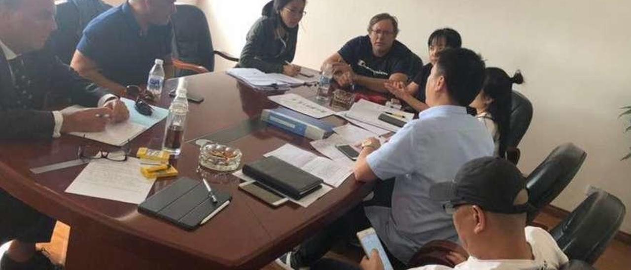 Mesa de negociación entre representantes de la empresa y la firma china HongDong. // FdV