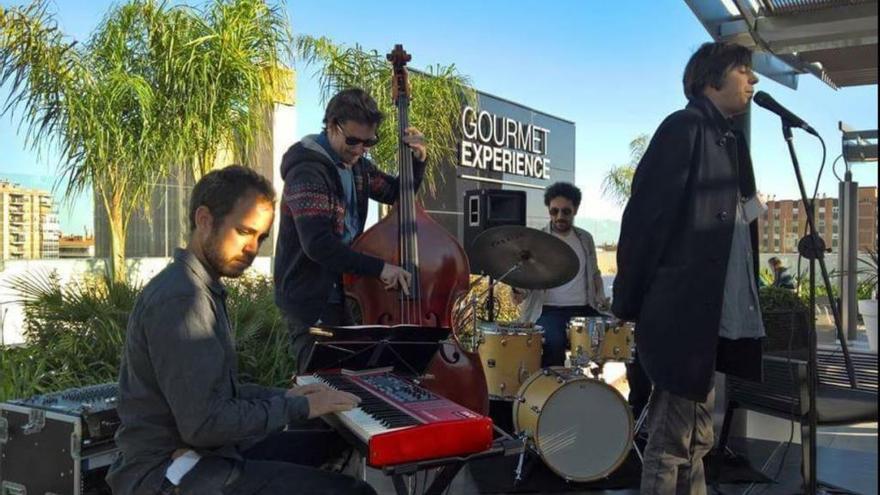 Salvador Sobral, en plena actuación en Málaga en la terraza gourmet de El Corte Inglés, el año pasado