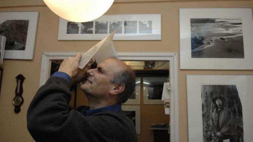 José Caruncho en su estudio fotográfico. / la opinión