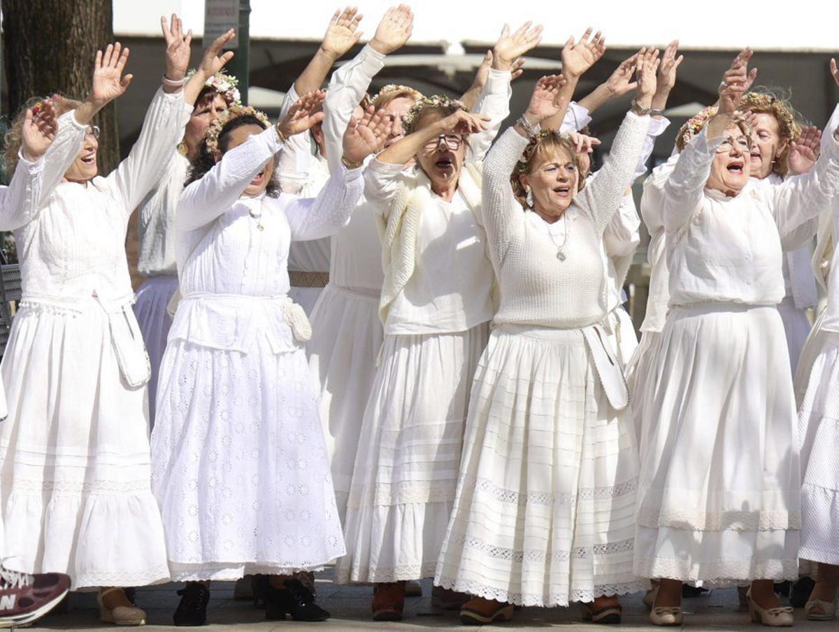 Los integrantes de Máis Cantos actuaron vestidos de blanco. | GUSTAVO SANTOS