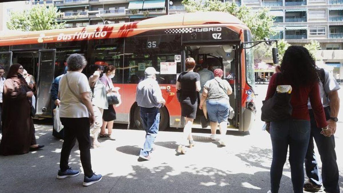 Parada de autobús en el paseo Pamplona de Zaragoza