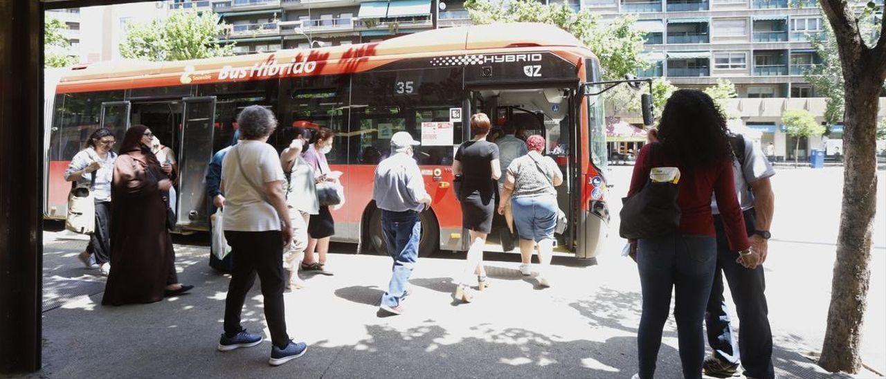 Parada de autobús en el paseo Pamplona de Zaragoza