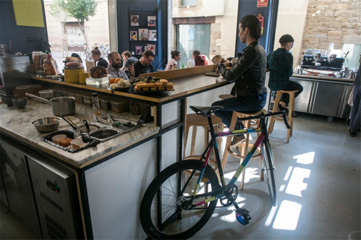 Satan’s Coffee Corner. Tenen normes contra els carrets de nadó, però no contra les bicis. Vénen més clients amb bicicletes que sense, assegura el seu propietari.