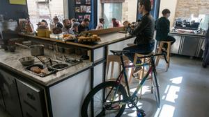 Satan’s Coffee Corner. Tienen normas contra los carritos de bebé, pero no contra las bicis. Vienen más clientes con bicicletas que sin, asegura su dueño.