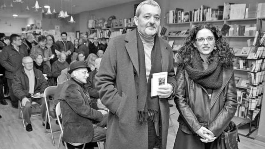 José Luis Argüelles y Vanessa Gutiérrez, anoche, en la librería La Buena Letra, en Gijón. | juan plaza